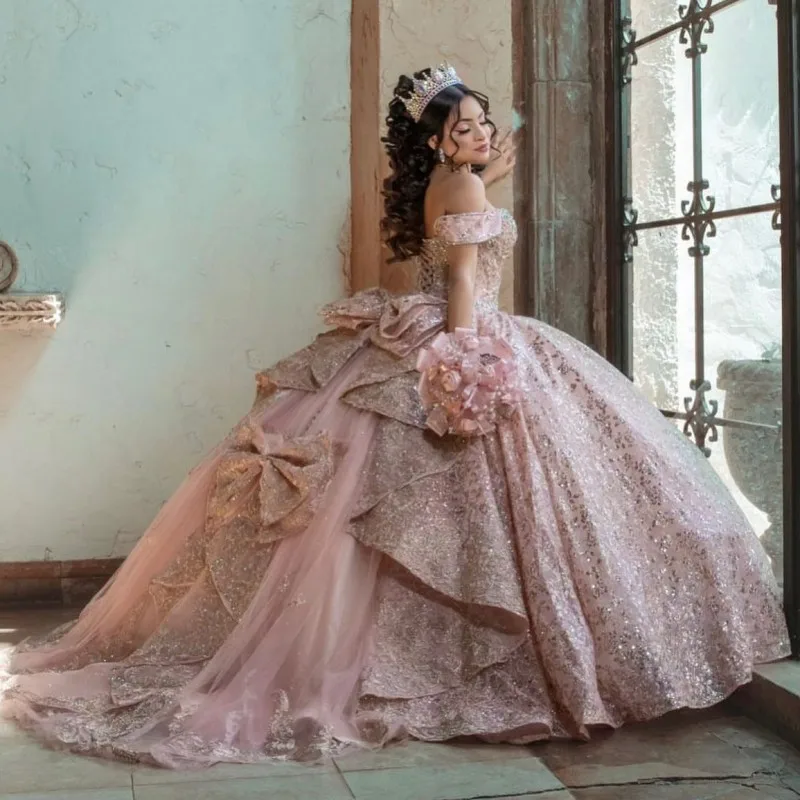 فستان Quinceanera مخصص على شكل كرة وردية 2023 مزين بالزهور مع فيونكة مكشوفة الأكتاف حلوة 15 16 سنة Vestidos De XV Anos YQD287