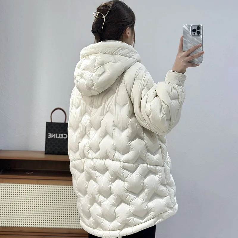 Piumino invernale da donna europea da pendolarismo con cappuccio sciolto e caldo piumino d'anatra bianco al 90%
