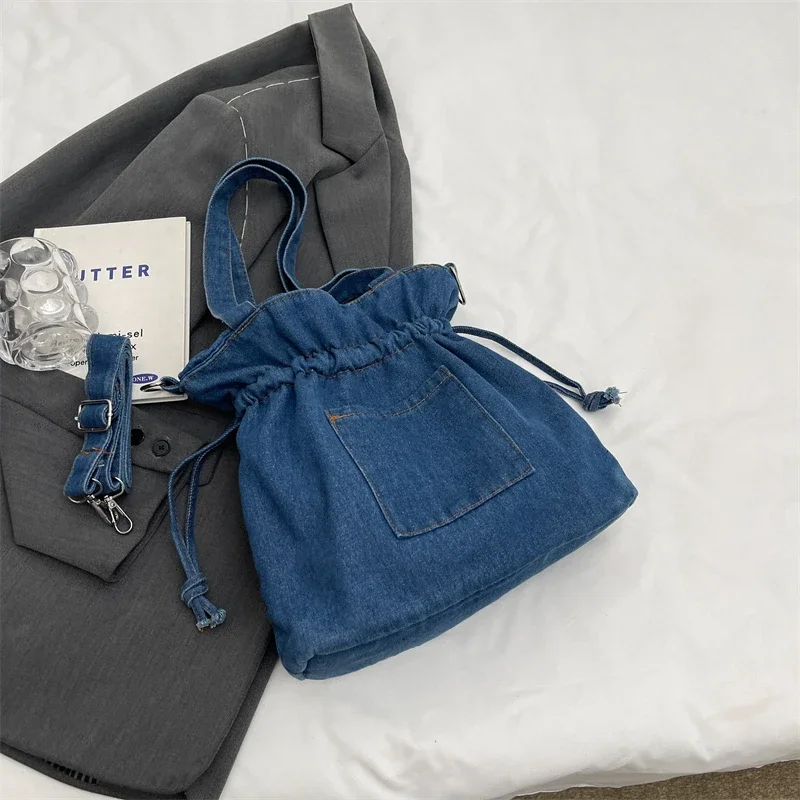 Bolsa jeans de grande capacidade para mulheres em 2024, bolsa balde de ombro único moderna e moderna, bolsa crossbody simples para deslocamento