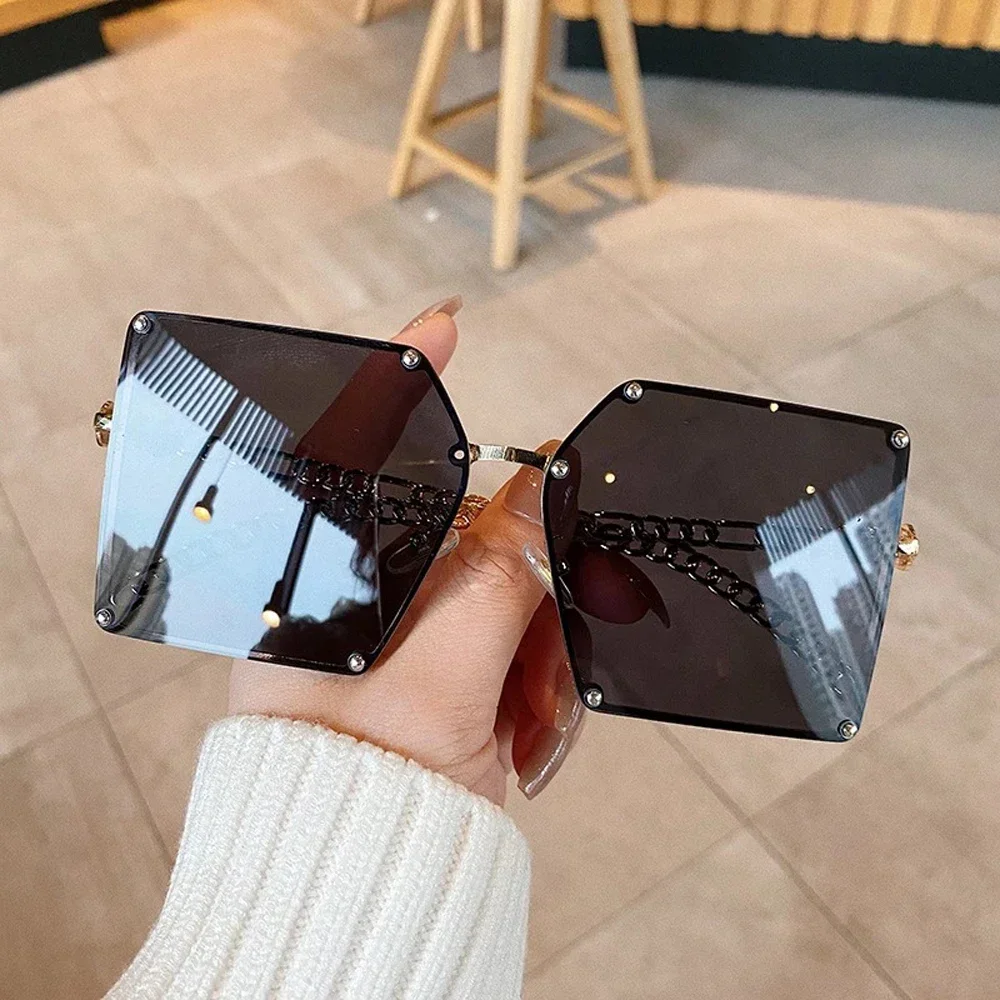 2024 New Fashion Oversize Gradient Sunglasses For Women Vintage Alloy Chain Frame Rivet Square Sun Glasses Female Elegant Shades