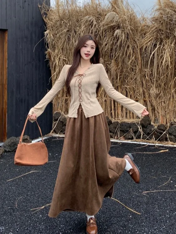 

Комплект из двух предметов: вязаный топ с V-образным вырезом и юбка с высокой талией, повседневный, удобный, осенний, модный, для женщин больших размеров.