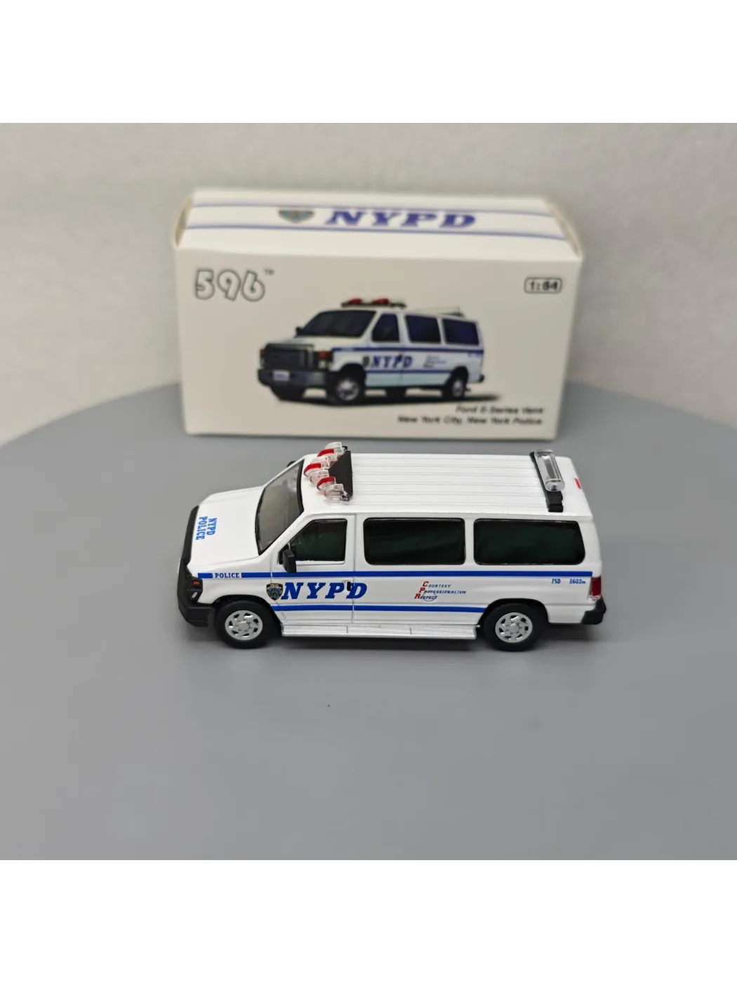 596 1:64 フォード E シリーズ バン フォード E350 ニューヨーク市警察アドバンス コレクション オーナメント カー モデル