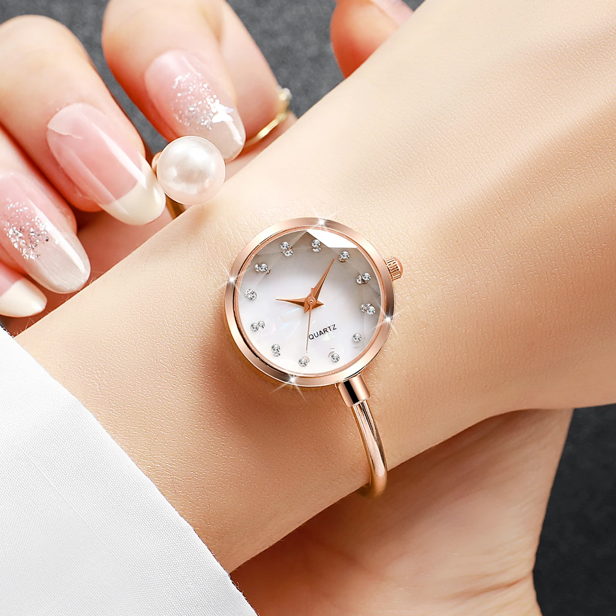 Shell faced pearl open bracelet watch with high aesthetic value for women, alloy quartz watch, wristwatch
