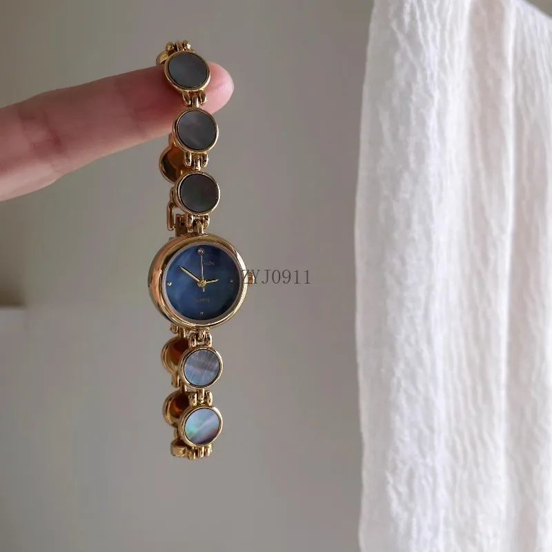 Simple Fritillary Small Disc Bracelet Watch Retro Quartz Ladies Exquisite Watch