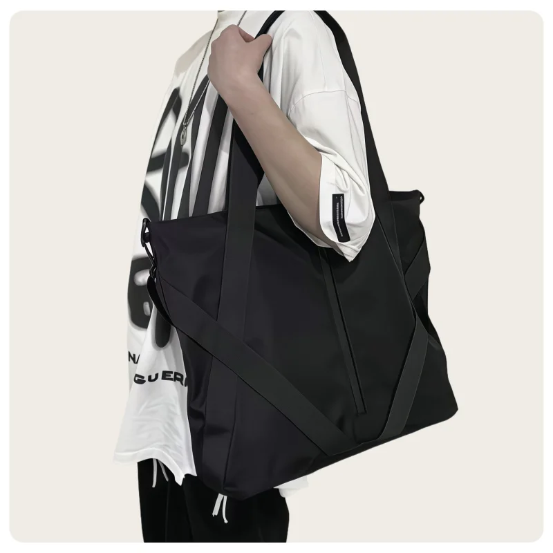 Modische und trendige Aufbewahrungstasche mit großem Fassungsvermögen im Instagram-Stil, unisex, geeignet für Studenten, aus wasserabweisendem Nylonmaterial, erhältlich in Schwarz und Dunkelgrün, kann als Handtasche, Umhängetasche, Schultertasche, Reisetasche oder Tragetasche verwendet werden. – Detail 9