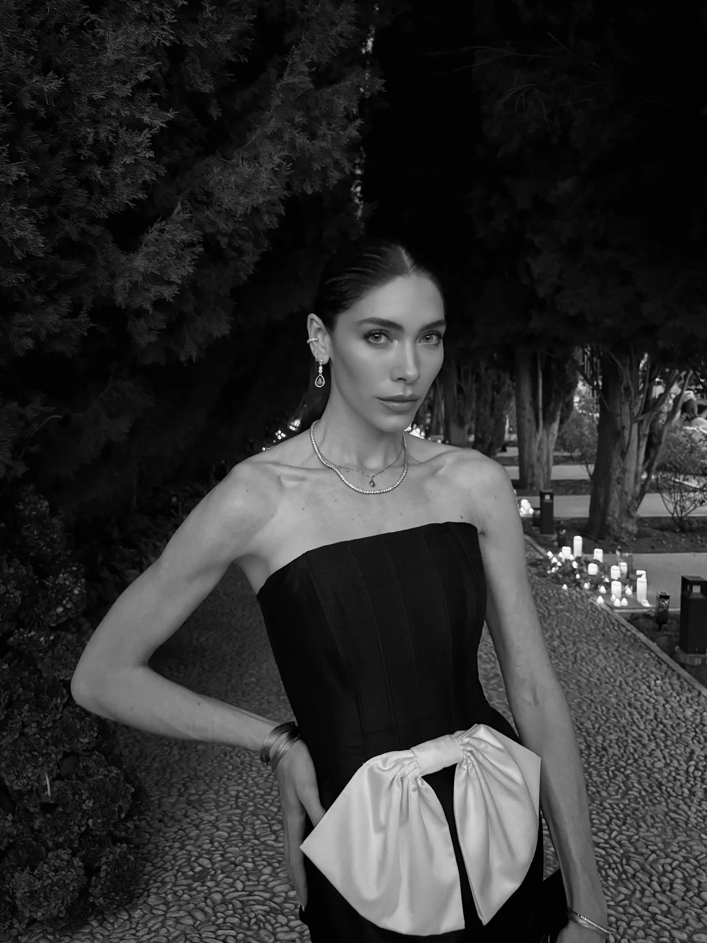 ชุดราตรีสีดำประดับโบว์สีงาช้างขนาดใหญ่ – ชุดเดรสออกงานปี 2025 ชุดเดรสสำหรับแขกในงานแต่งงาน ชุดเดรสงานเลี้ยงค็อกเทลหรูหราผ้าซาติน