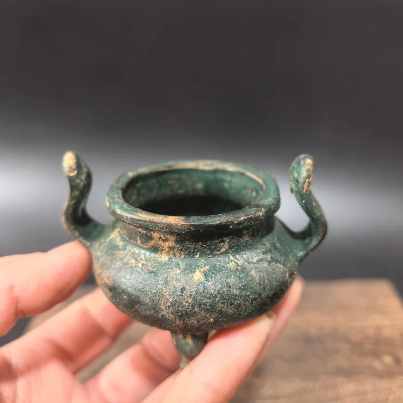 Old-fashioned official hat-shaped three-legged censer, small size, Ming Dynasty Xuan De period purple copper incense burner, hom