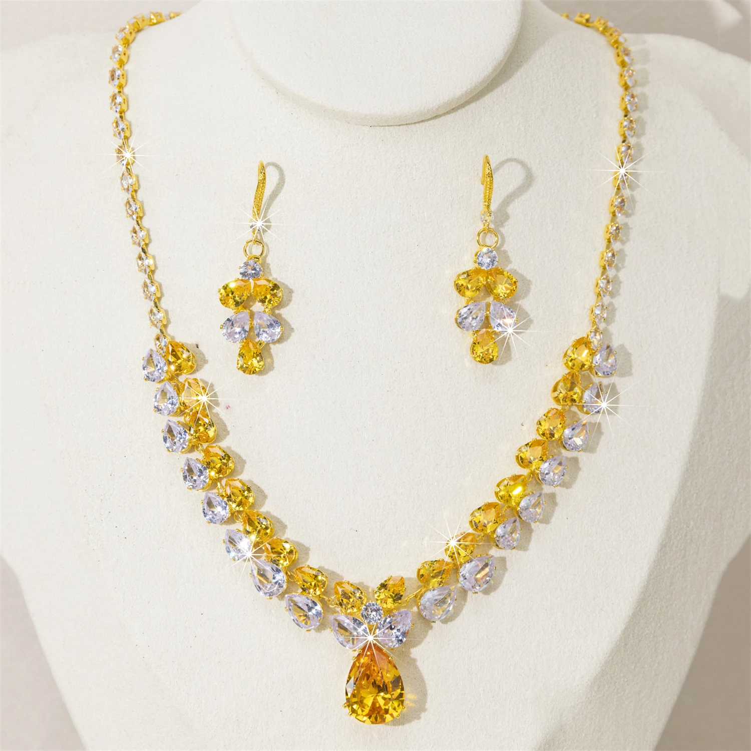 2-teiliges Gelbes Kristall-Schmuckset Funkelndes Blumen-Halsketten-Ohrringe-Set Braut Hochzeit Eleganter Damenschmuck Party-Accessoires
