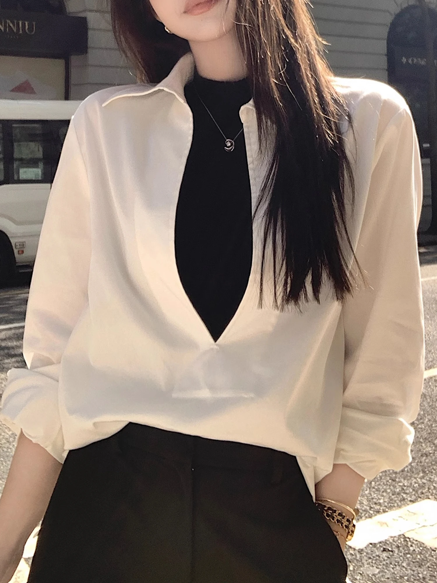 

White Long Sve V-Ne Women's irt Layering Faion Korean Sle Commute Design Sensation Retro Hong Kong Flavor Top