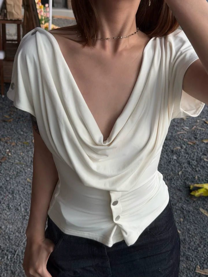 Wj White Off-Shoulder Ruched Waist-Cinching Crop Top with Buttons, Slim-Fit Hot Girl Short-Sleeve T-Shirt, V-Neck Top, Single-Breasted Waist-Cinching Slim-Fit Crop Top, Multiple Wearing Options