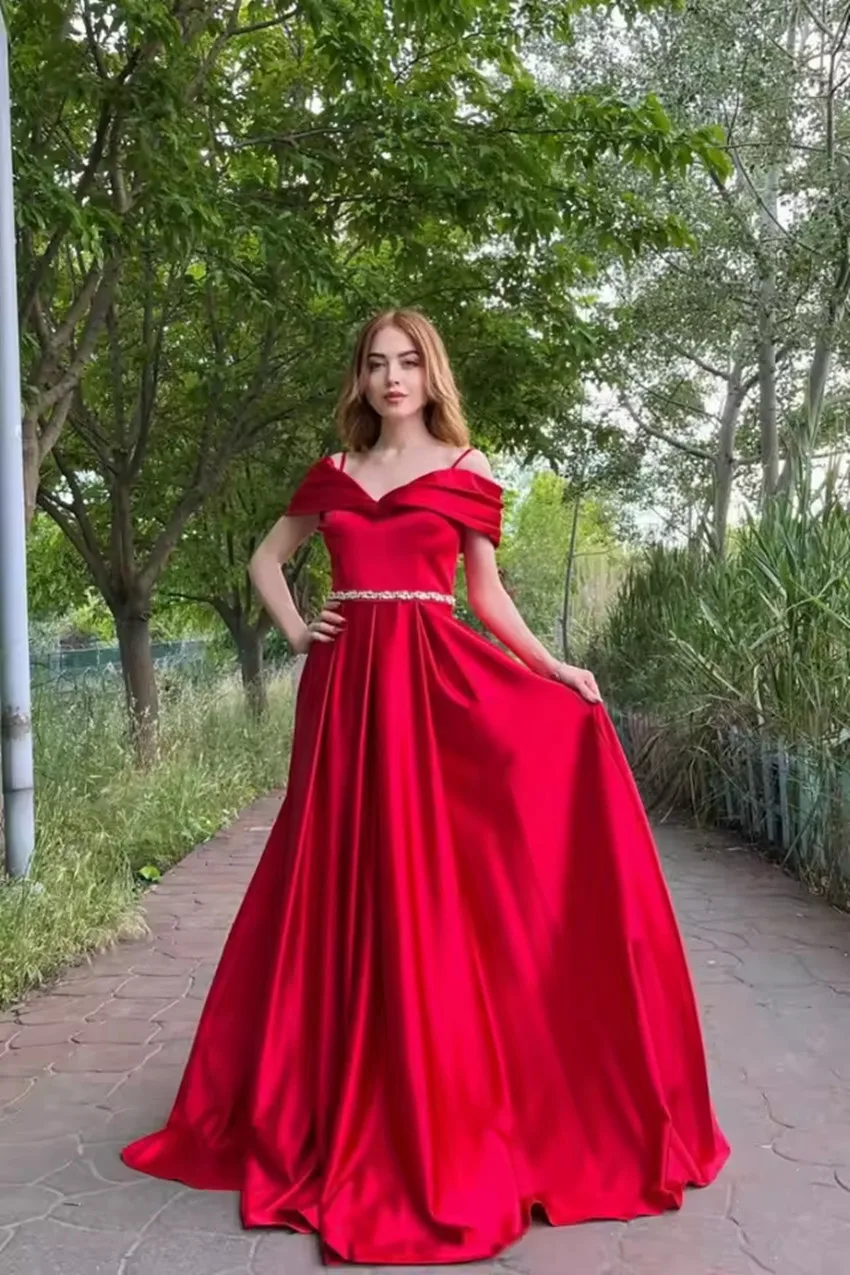 Vestidos de fiesta de satén personalizados con hombros descubiertos, vestidos de fiesta hasta el suelo con tirantes finos, vestido de noche de corte a para mujer