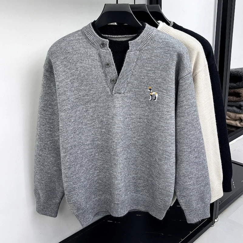 Koreanische Version Modischer Herren-Langarm-Strickpullover mit Knöpfen, Farbblockierung, Zweiteiler-Optik und Stickerei, Bestseller für Männer – Detail 14