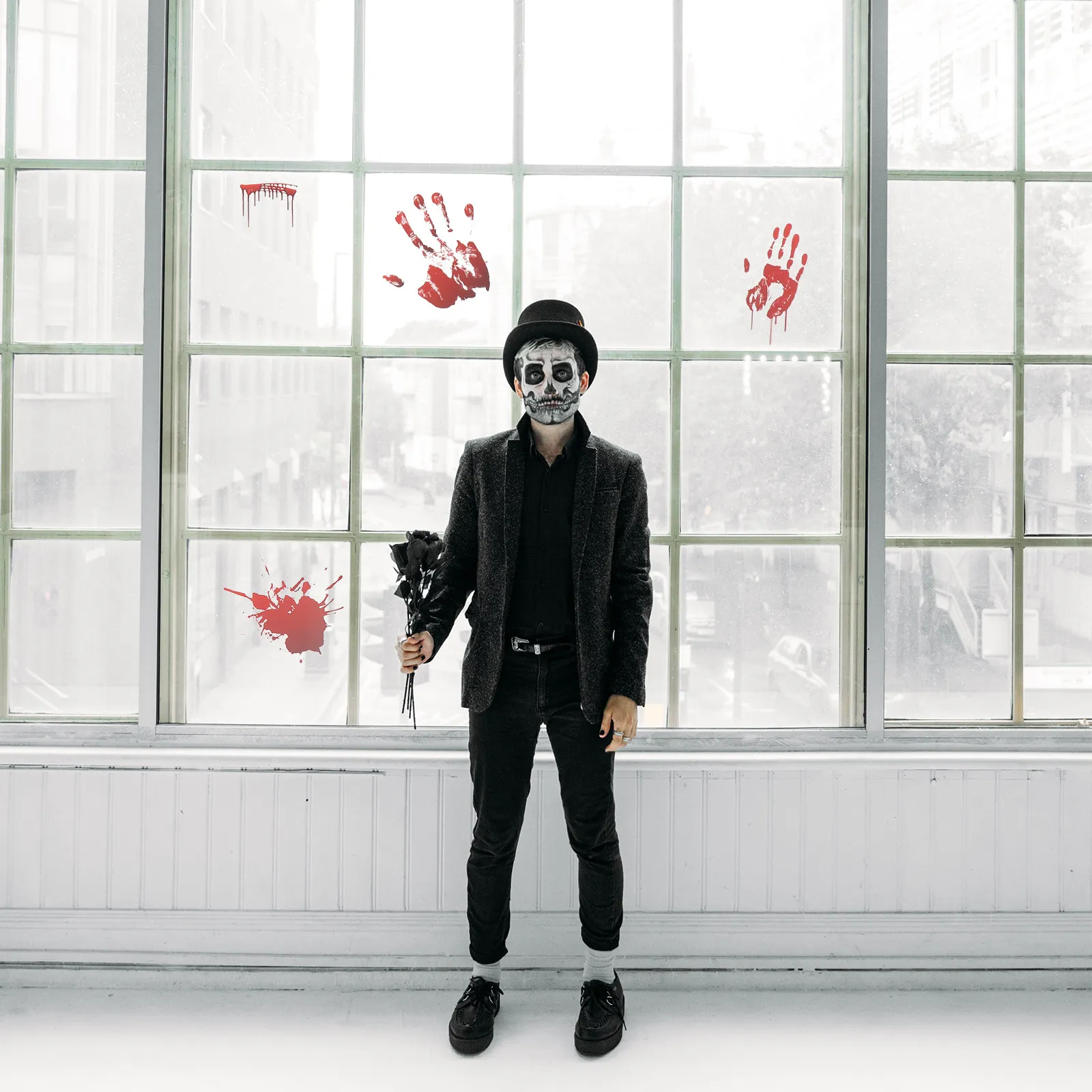 

2 шт. реалистичных кровавых наклеек с отпечатками рук и ног из ПВХ для Хэллоуина: декор для стен, окон, зеркал, плитки, дверей, страшное украшение для вечеринки