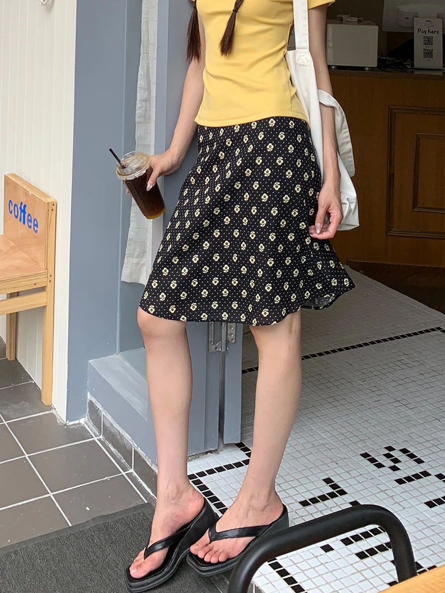 

Черная юбка трапециевидной формы с цветочным принтом, женская летняя новинка 202, модные облегающие юбки с низкой талией, хлопковая повседневная юбка Strai...