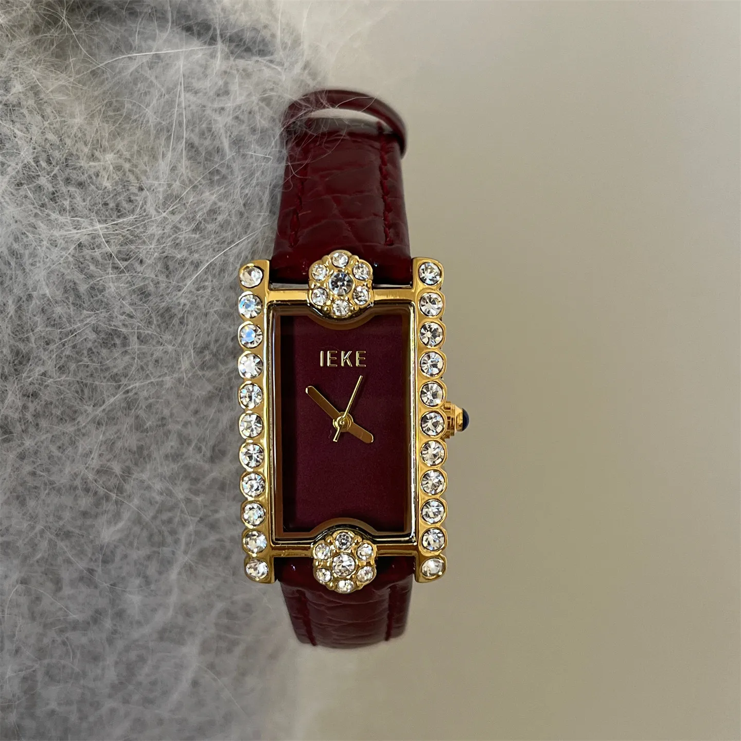 NewStylishWomen'S Casual Watch With A Beautiful Petal Design, Exquisite Design Fashion Leather Strap, And High-End Casual Style.