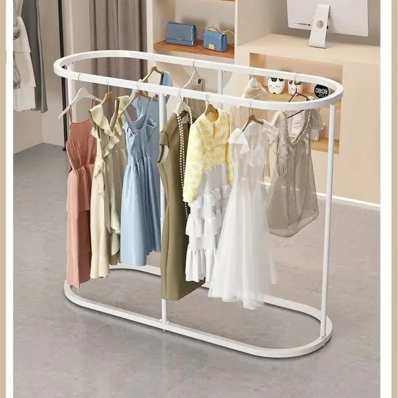 

Вешалки для одежды, вешалка для одежды, современная простая вешалка для одежды из углеродистой стали в скандинавском стиле с подвижными колесами для торгового магазина, живой студии