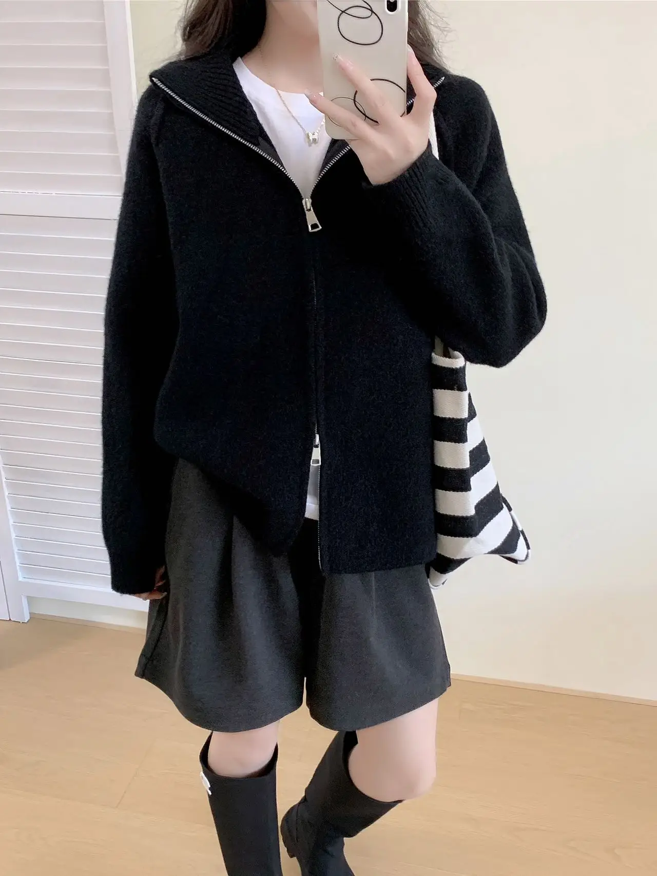 เสื้อคาร์ดิแกนถักนิตติ้งคอสูงสไตล์เกาหลี เนื้อผ้านุ่มสบาย ดีไซน์ซิปคู่ แขนยาว ให้ความอบอุ่น เสื้อคลุมสำหรับผู้หญิง