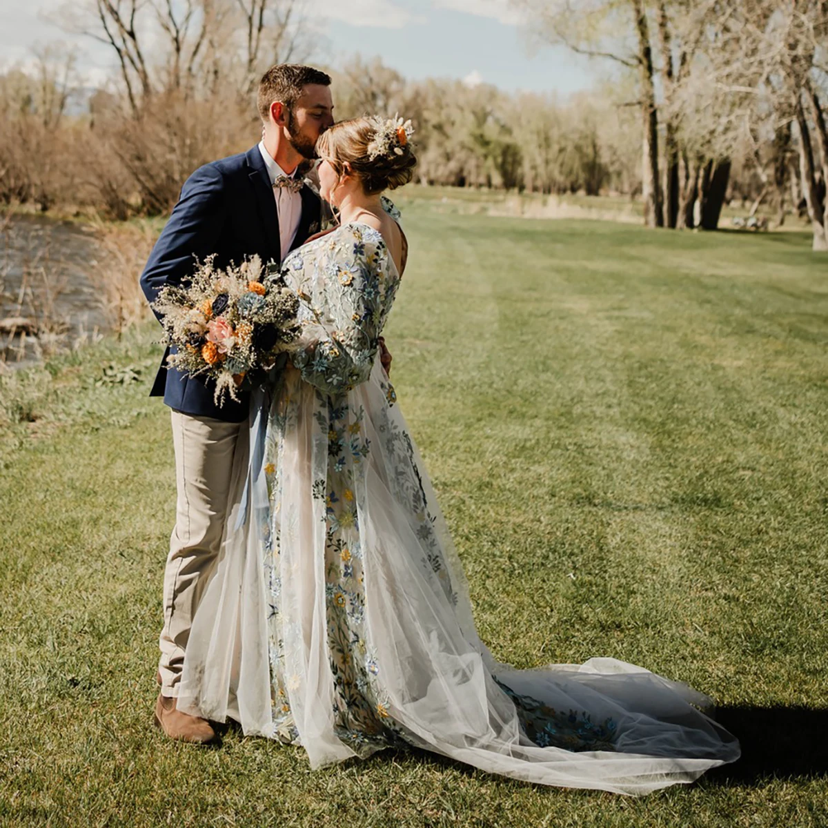 Vestido de novia verde con mangas largas de obispo, talla grande, Espalda descubierta, flor bordada, hecho a medida, tren de cepillo, cuello en V, vestidos de novia