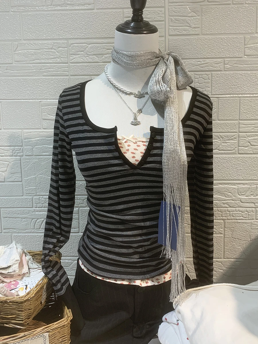 

Черная полосатая футболка с длинным рукавом, женская осенняя тонкая футболка с круглым вырезом и тремя пуговицами, модные хлопковые футболки в консервативном стиле, топы Y2k