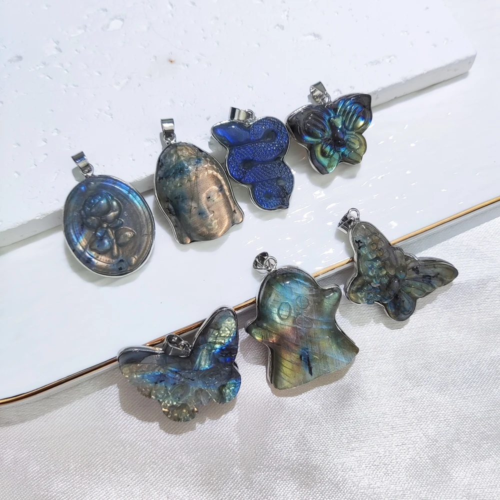 Natural Stone Wolf Butterfly moon Labradorite Pendant Flash Healing Energy Jewelry for Women Necklace Accessories