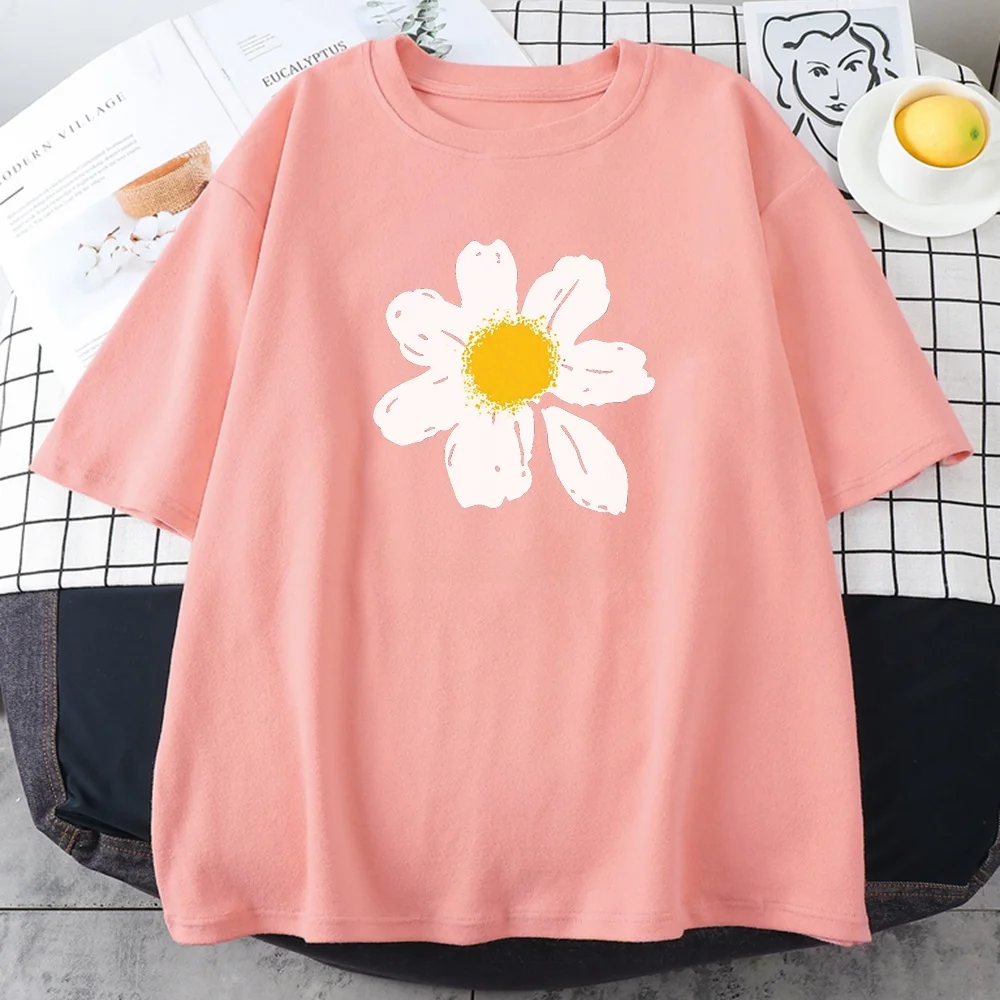 Modna damska koszulka z nadrukiem białych stokrotek, idealna jako odzież domowa, wygodna bawełniana bluzka do noszenia na co dzień.