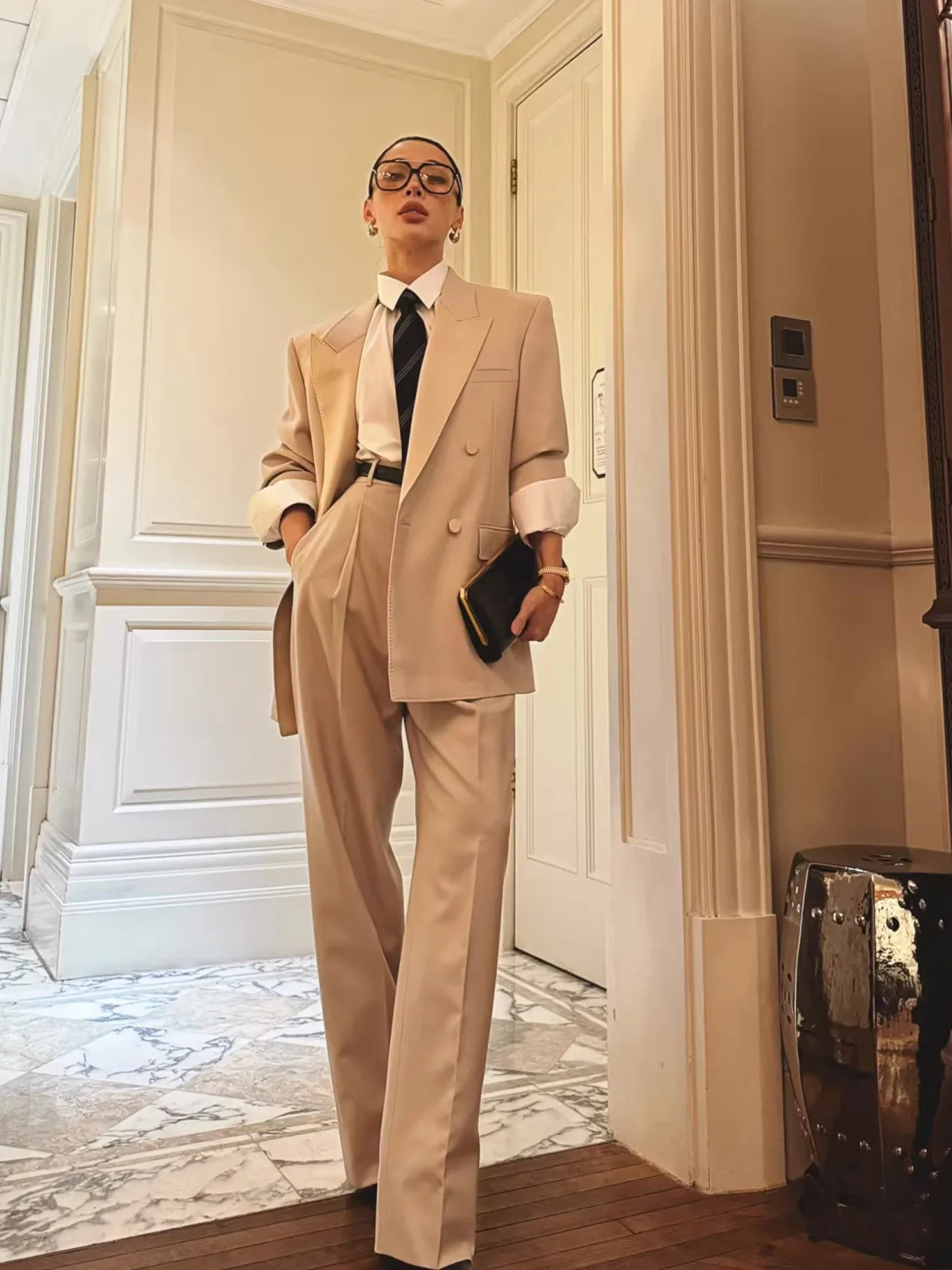 

Элегантные широкие брюки молочно-белого цвета для весенне-летнего сезона 2026 года, модель с показа мод Huashang, стиль для офиса, женские, высокое качество