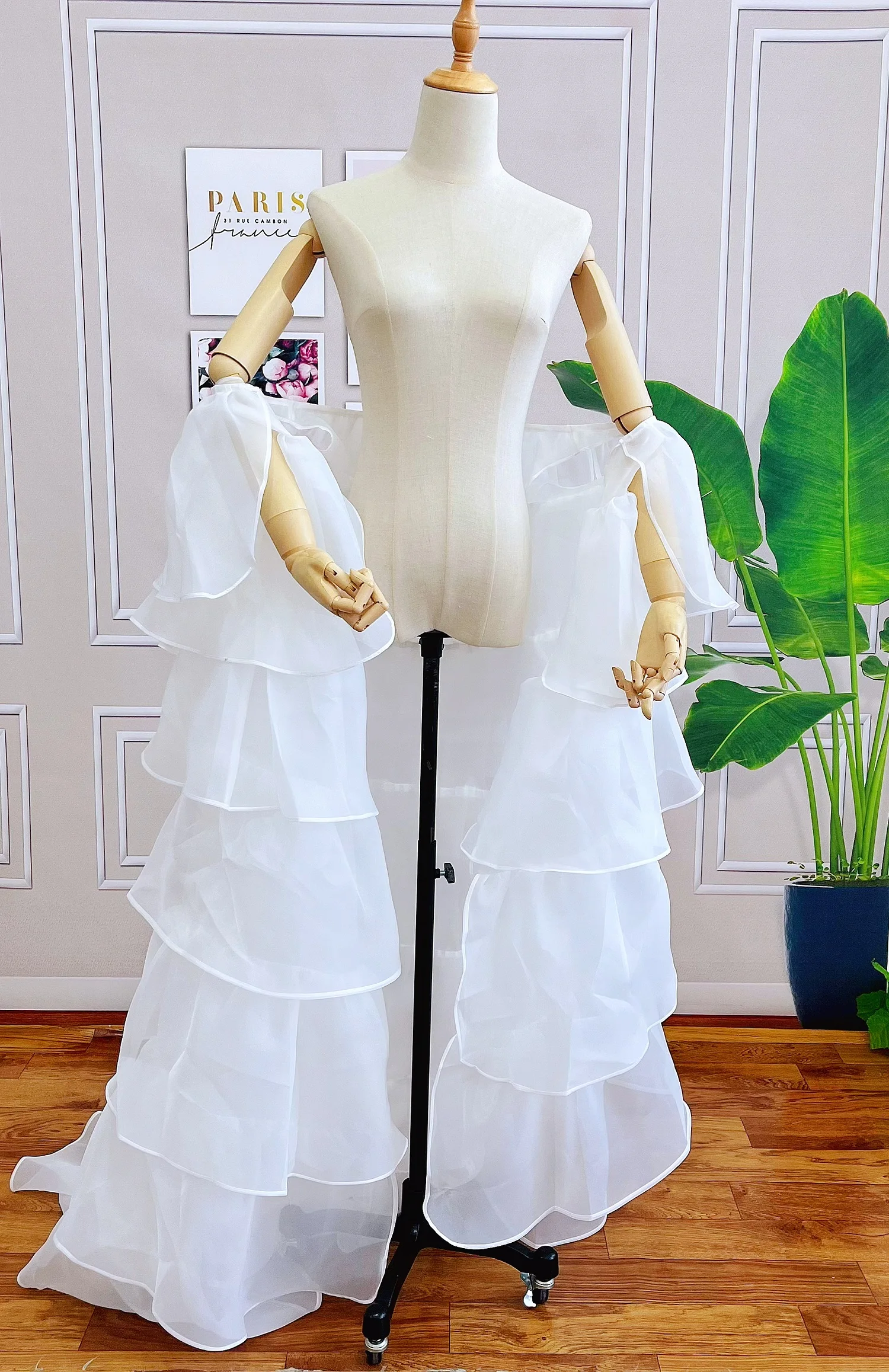 Strati esagerati di mantelle da sposa in raso di Organza drammatico giacca lunga avvolgente accessori da sposa DJ178