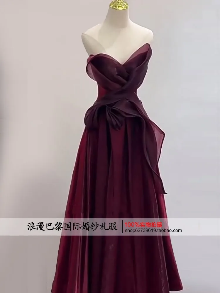 فستان بتصميم متخصص بدون حمالات من الساتان باللون الأحمر الخمري