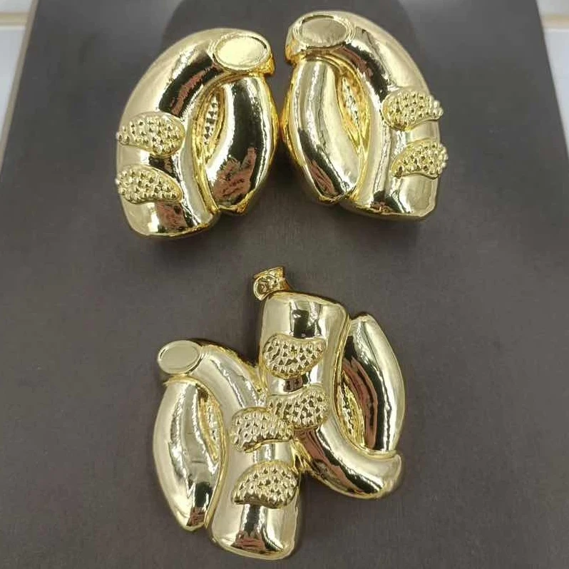 The Luxury New Arrival Geometric Shape Huge Light Weight Jewelry Set Fashionable Fancy Collar Huge Pedants  Jewellery For Party