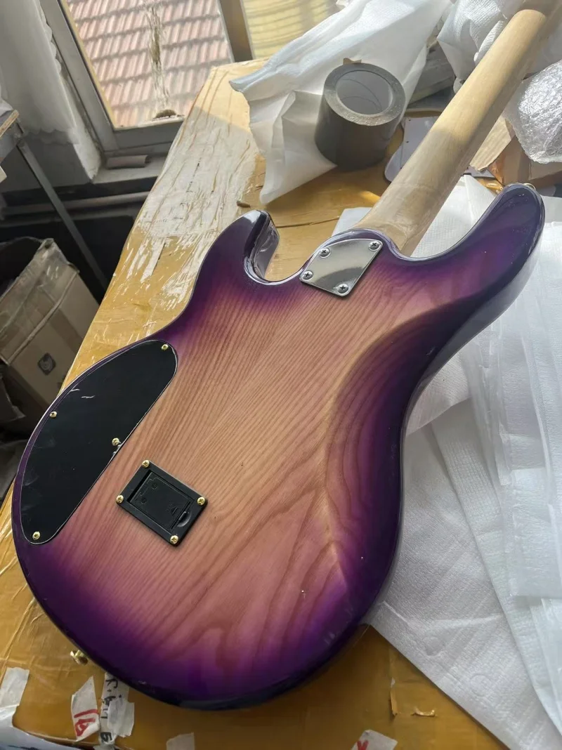 exports 5 string electric bass，Maple neck ，Ash body attached to flame maple top，Gold hardware，Active electronics，Free delivery view 4