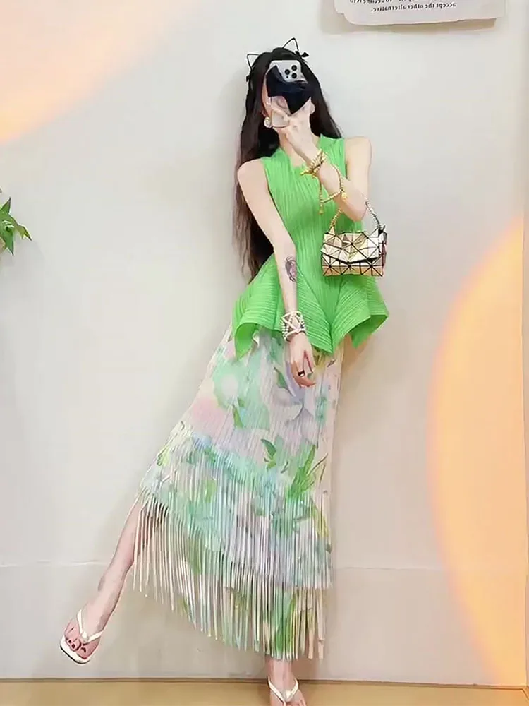 

Chic Summer Sleeveless Waist-Cinched Grass Green Top with Tassel Half Skirt Pleated Set Beautiful Fashionable Women's Ensemble
