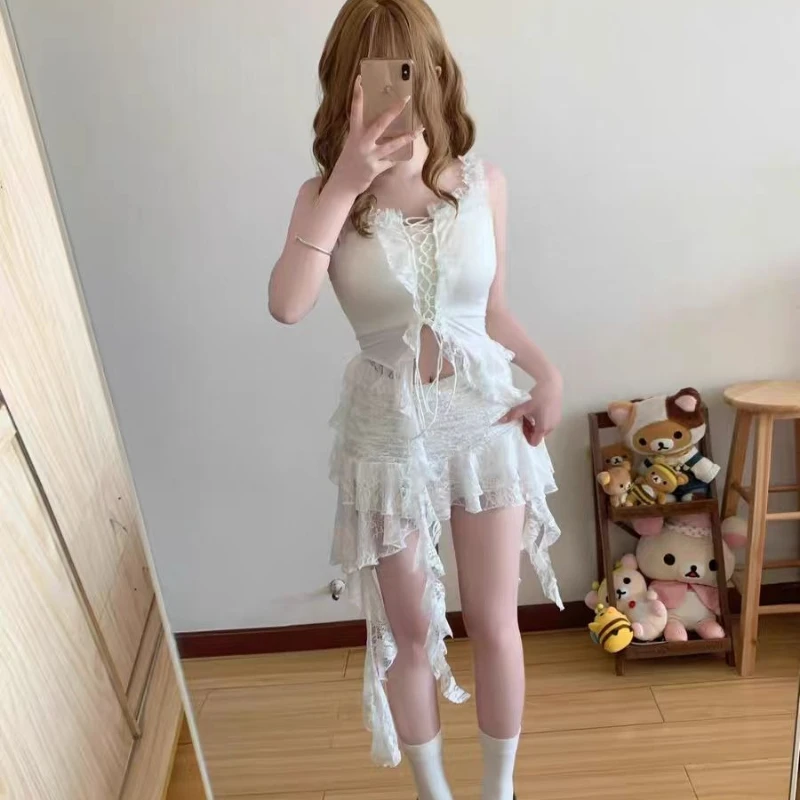 

Сексуальная горячая девушка, обтягивающий комплект из 2 предметов с открытыми плечами, женские летние нерегулярные белые кружевные топы + короткая юбка с высокой талией, дизайнерский дизайн