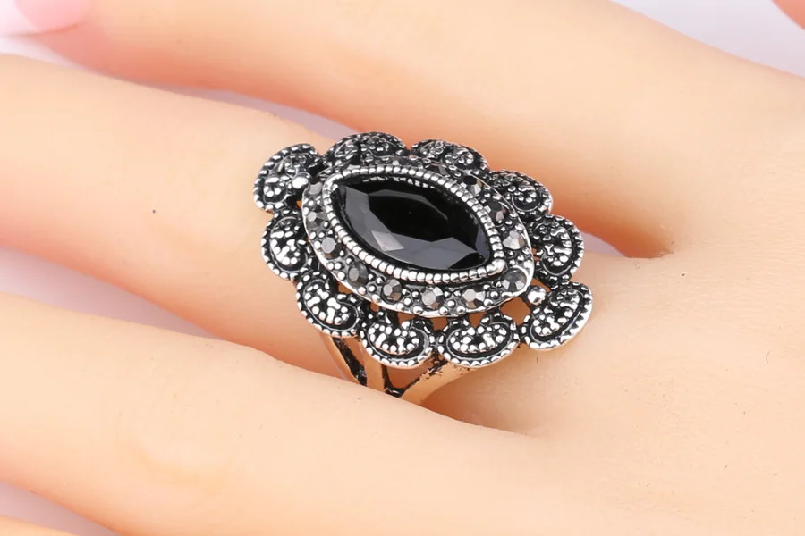 Hot Selling Bohemian Style Women\'s Rings with Resin Inlaid Black Crystal Flowers and Ancient Gold Jewelry Wholesale