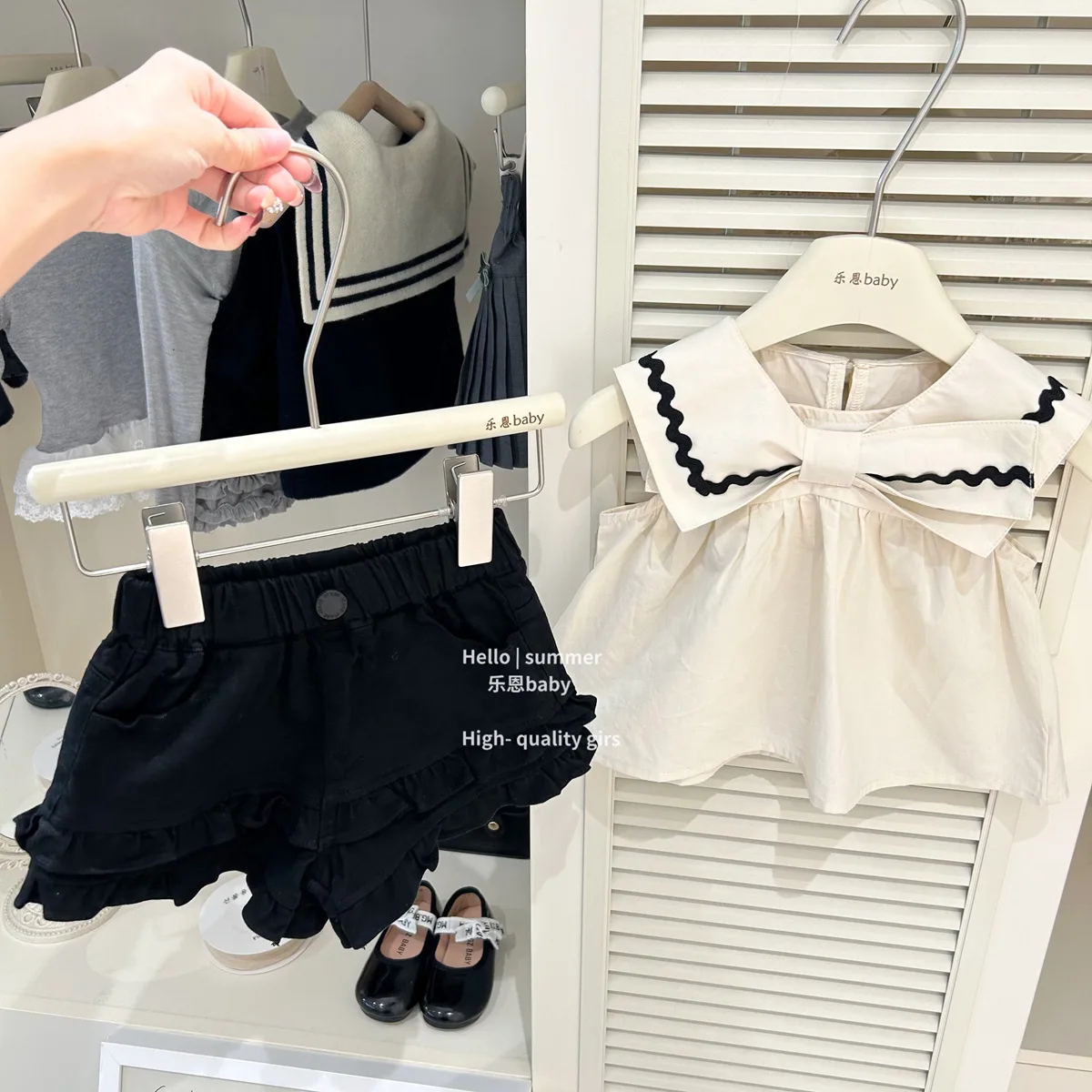 

Girls Set 2025 Summer New Girls Navy Collar Doll Shirt Tank Top Black Ruffle Shorts Fashionable Two Piece Set