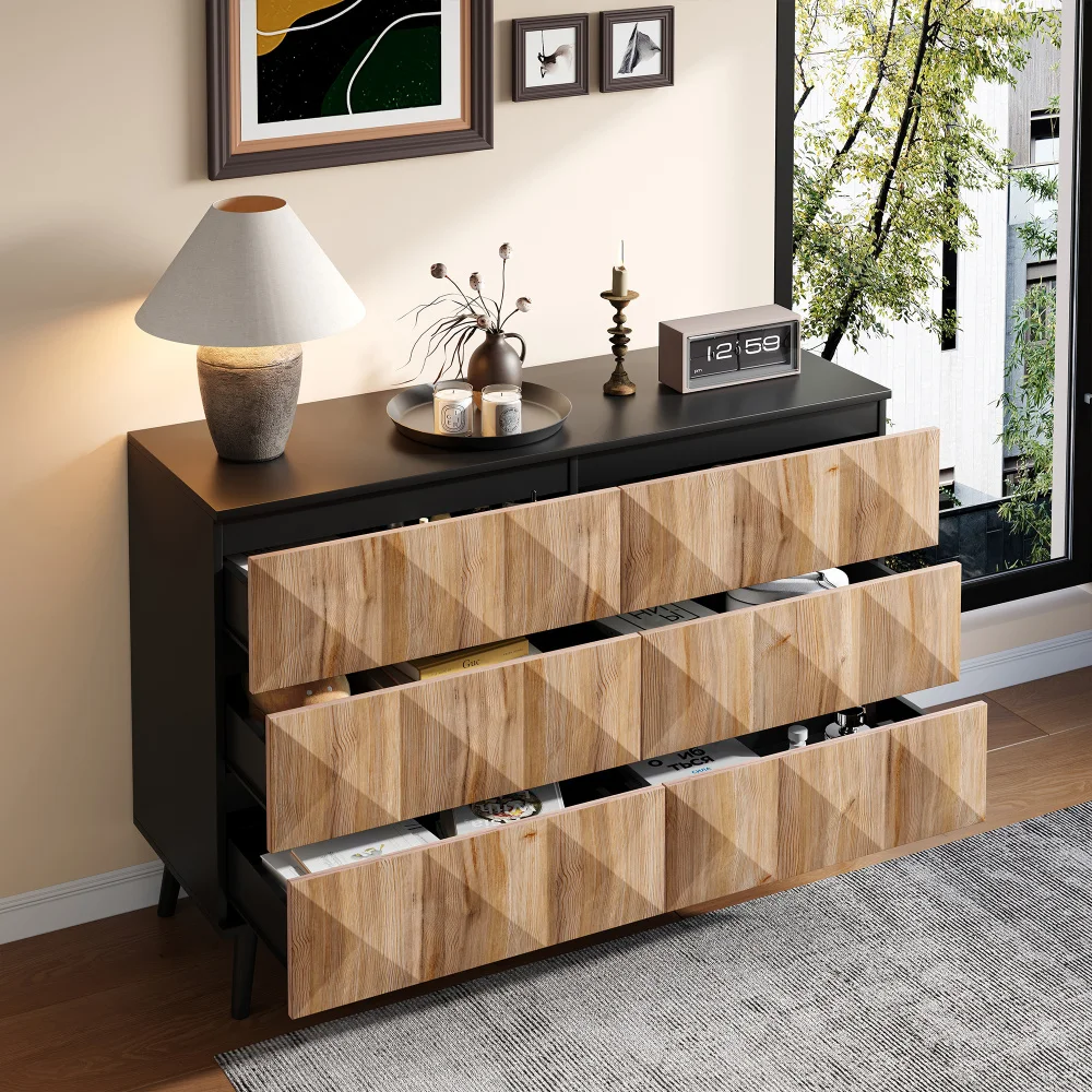 Das Sideboard und die Kommode von PINGGO zeichnen sich durch eine Kombination aus Schwarz- und Naturholztönen sowie durch erhabene Türen aus. – Detail 8