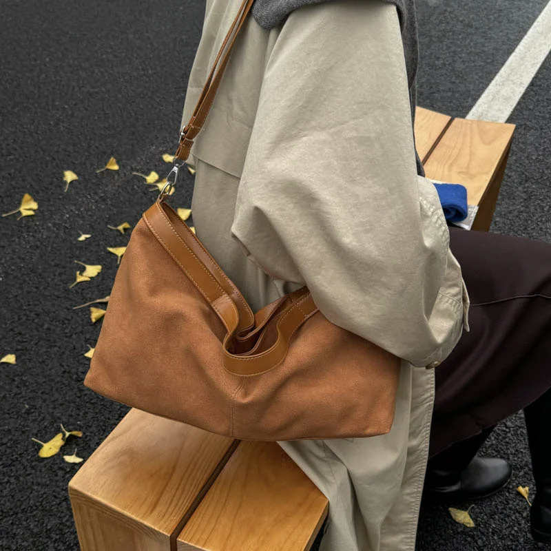 Große Umhängetasche mit Struktur, mattiertem Finish und Reißverschluss, Schultertasche, einfarbig, weiches, mattes Wildleder, Boston-Tasche, schlichter Stil. – Detail 7