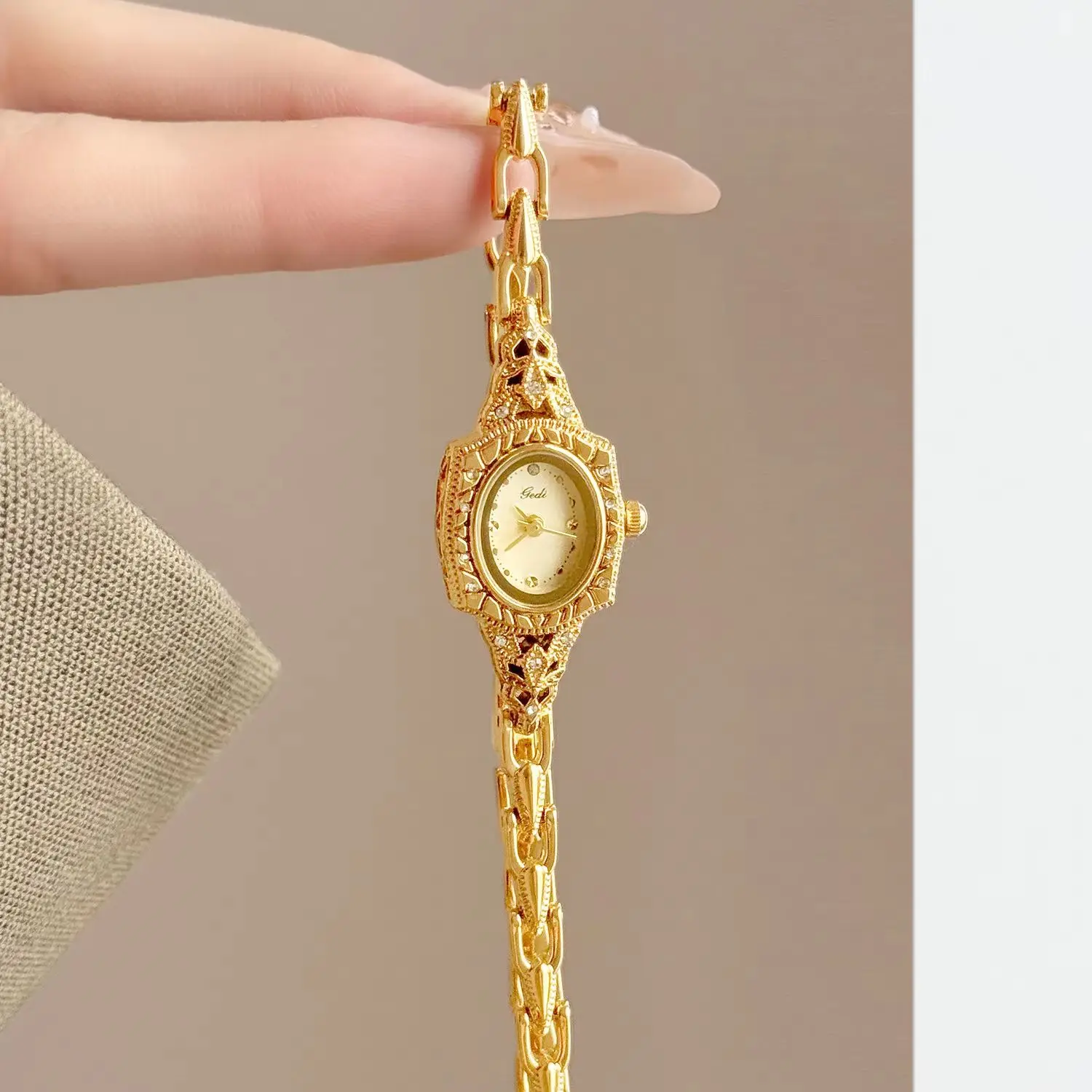 Vintage Women Watches Carved Oval Small Dial Quartz Wristwatch Luxury Hollow Chain Bracelet Watch for Ladies Elegant Gift