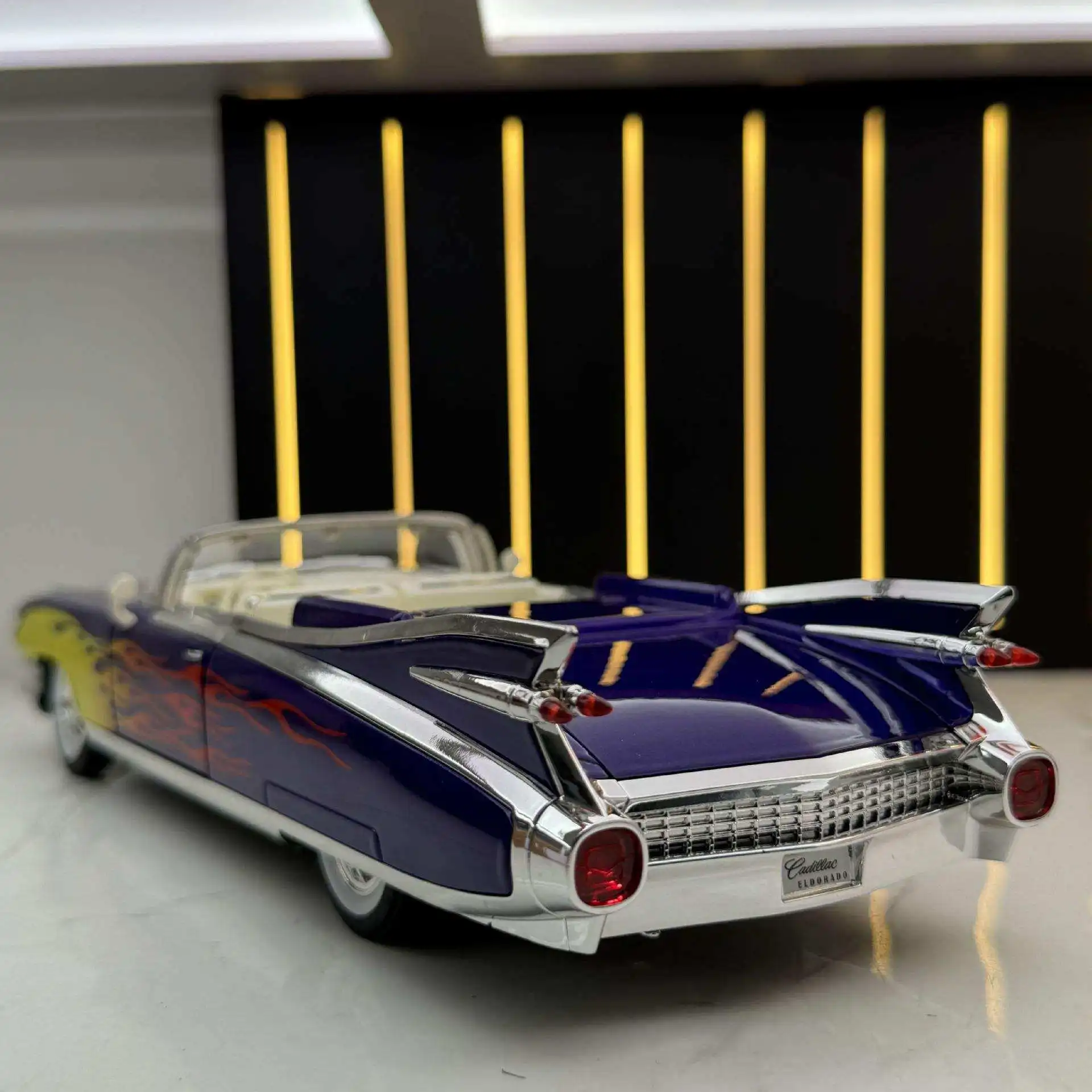 

Модель автомобиля Eldorado Big Rocket Convertible 1:24 из литого сплава со звуком и светом, классический коллекционный предмет, подарок на день рождения