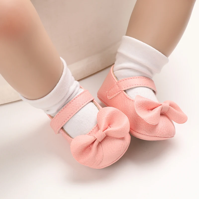 Einfarbige PU-Leder Prinzessinnen-Schuhe mit Schleife und rutschfester Gummisohle für Babys von 0-18 Monaten. – Detail 9