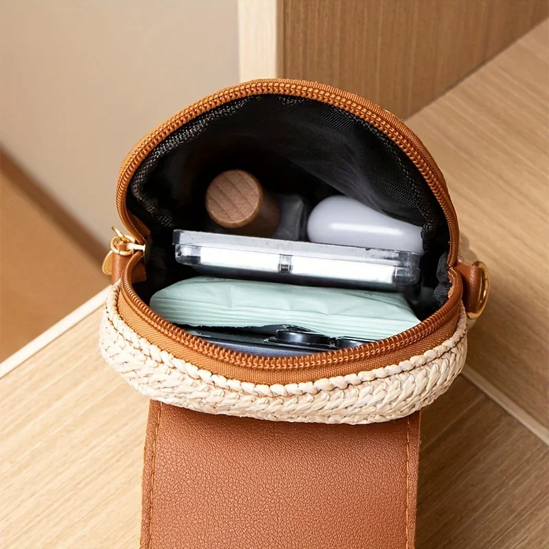 Bohemian Stroh-Mini-Handytasche mit brauner Kunstlederklappe und Perlenanhänger, kompakte Umhängetasche für den täglichen Sommergebrauch – Detail 4