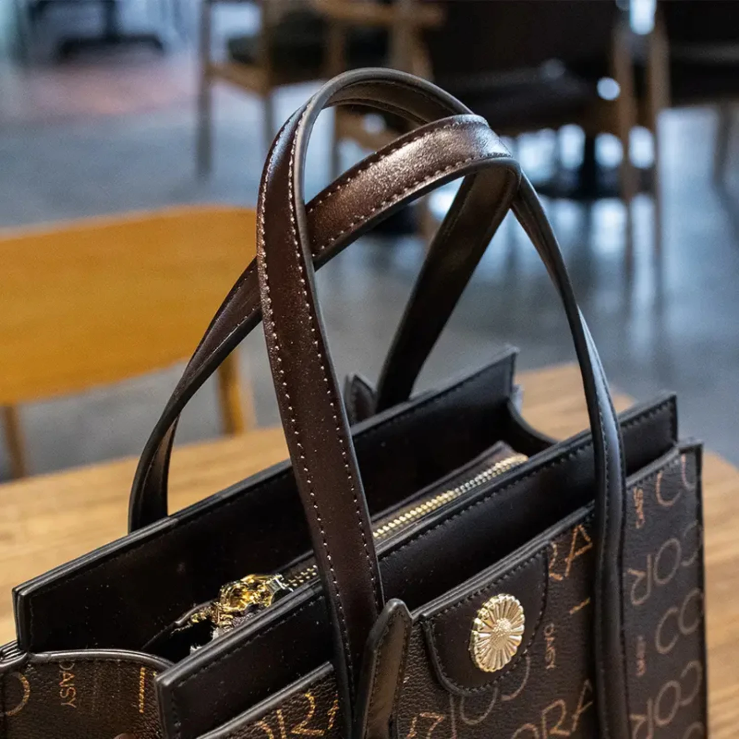 

Chic and Stylish Fashion Handbag for Women - Eye-Catching Letter Graphic Design - Versatile Shoulder and Messenger Bag