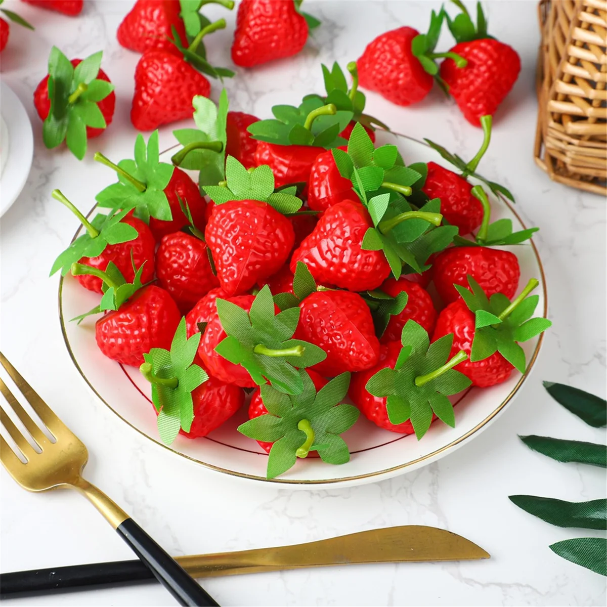 AT59 100 Stück künstliche rote Erdbeeren, gefälschte Kunststoff-Erdbeerdekoration für Zuhause, Küche, Festival, Party, Fotografie, Kuchen