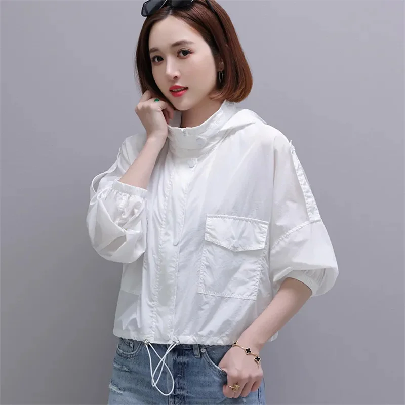 سترة ملابس الحماية من الشمس للسيدات 2025 معطف صيفي جديد بقلنسوة واقي من الشمس للنساء قصير قابل للتنفس للحماية من الأشعة فوق البنفسجية معطف خارجي رقيق