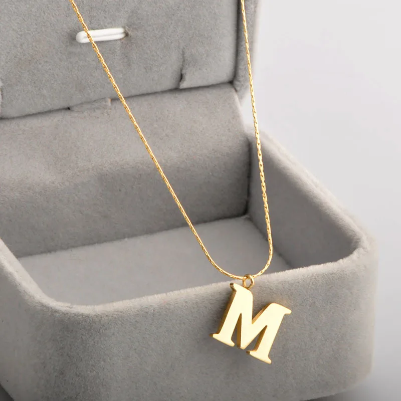 Maç için En Kolay Avrupa ve Amerikan Ins Basit Desen Ultra İnce Klavikula Zinciri m İngilizce Mektup Kolye Kadın Titanyum Çelik Kolye Aksesuarları Kadınlar için