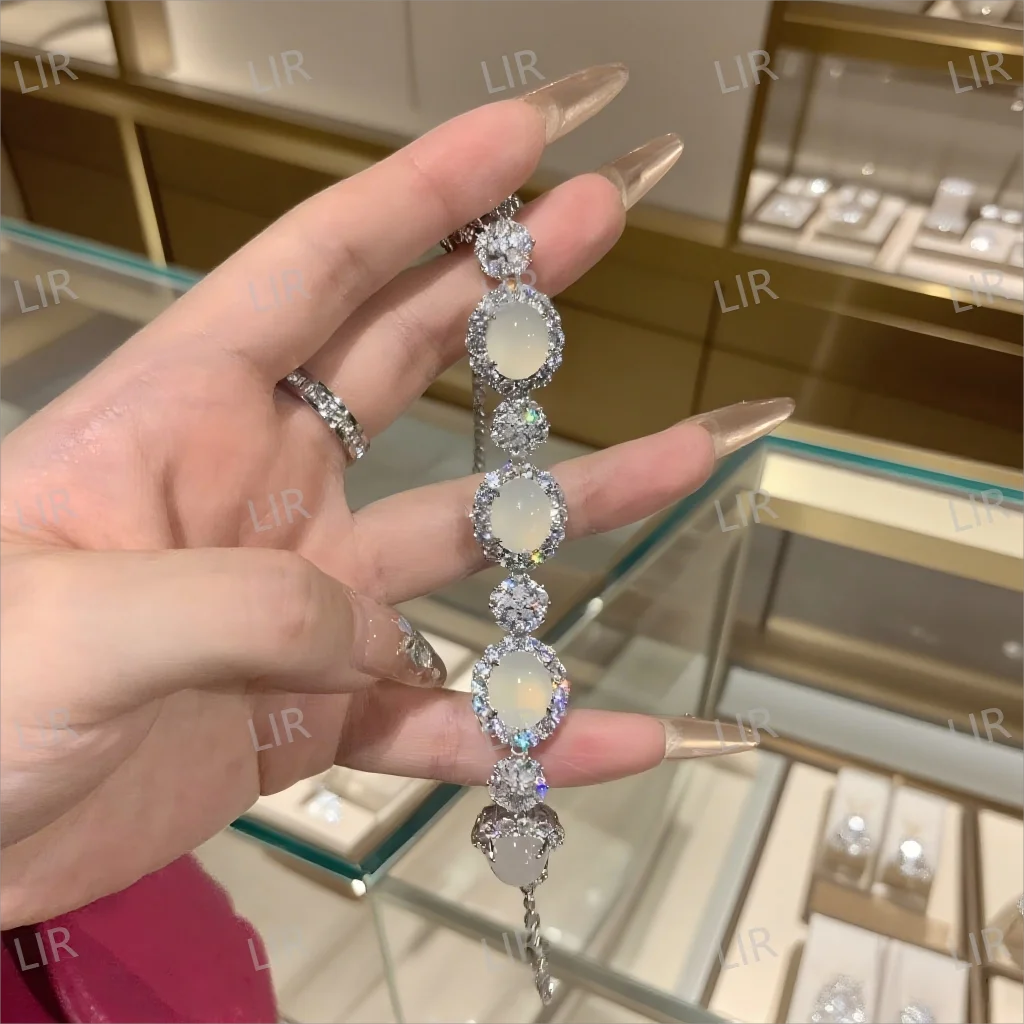 

Посеребренный браслет LIR из ледяного белого халцедона и снежинок | Инкрустация цирконом | Сверкающая роскошь | Подарочная коробка | Бесплатная доставка