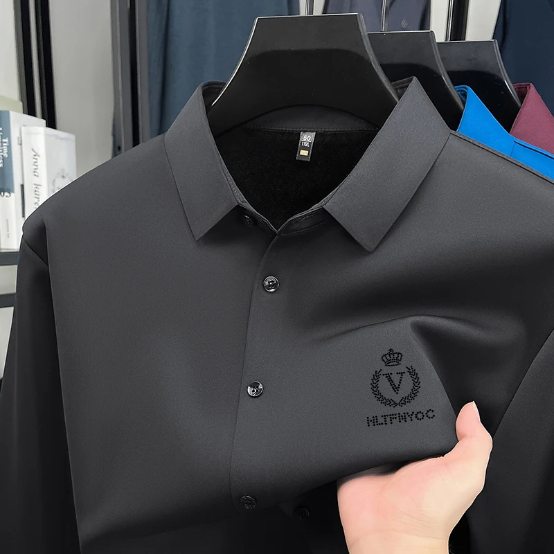 Camisa de manga larga para hombre, Tops de moda de ocio de estilo británico con forro polar y botones de solapa gruesos sin costuras con estampado de letras para invierno