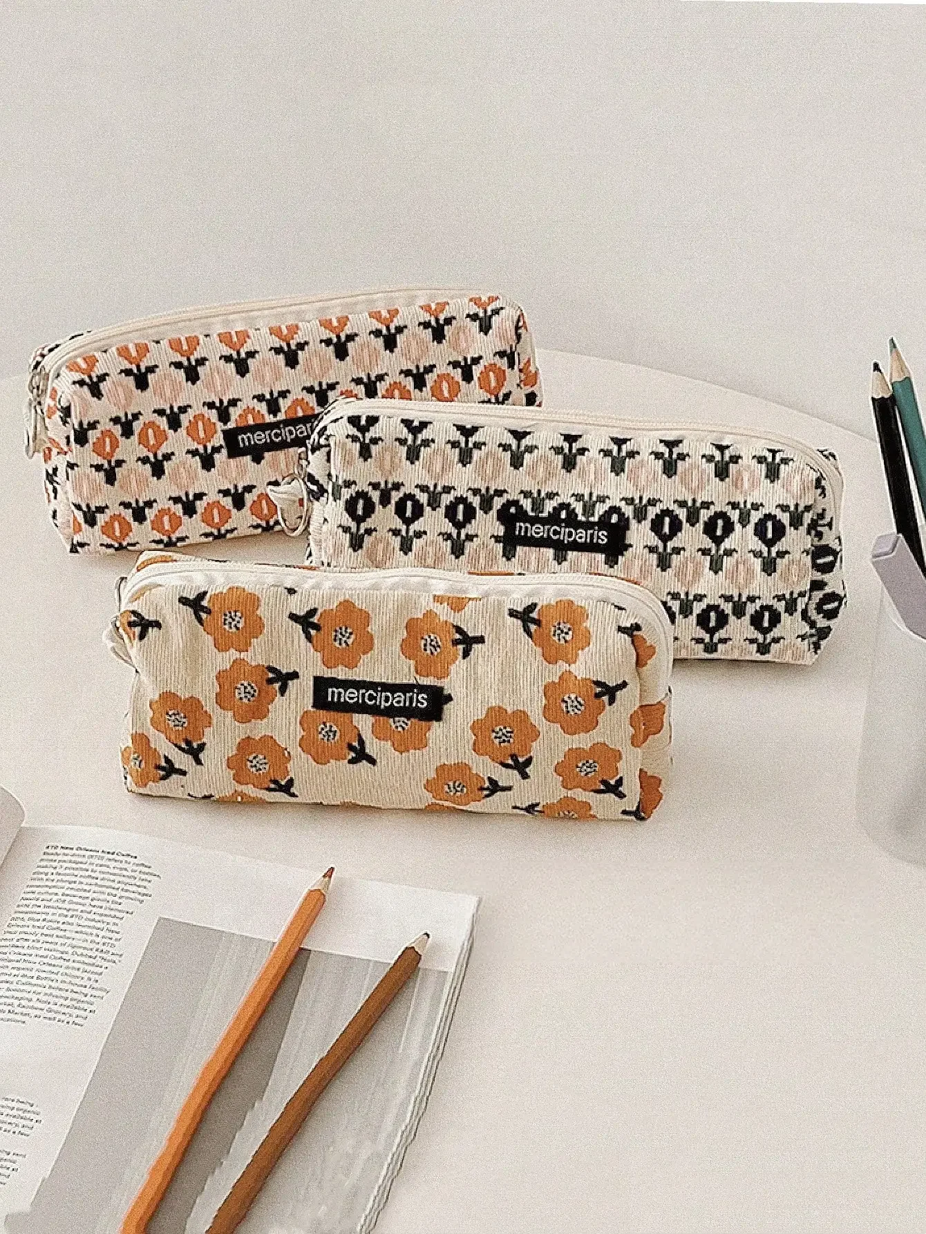 

1pc Corduroy Pencil Bag Pen Case, Vintage Flower Grid Artistic Style Student Makeup Bag, High-Capacity & Unique Stationery Stora
