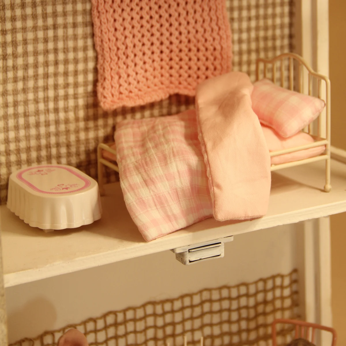 لعبة لعب التظاهر المصغرة 1:12 سرير حديدي مع طقم سرير مكون من 3 قطع مناسبة لتزيين أثاث بيت الدمى Bjd Ob11 #6