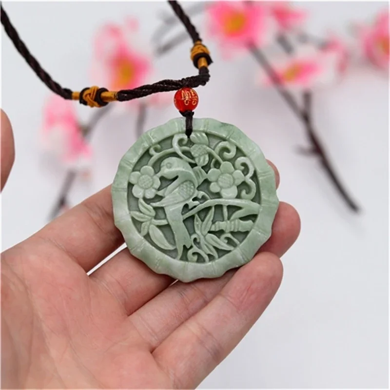 Naturalny jadeitowy naszyjnik z ptakiem na rzeźbiony amulet Białe akcesoria Moda Zielony kwiat Biżuteria damska Chiński urok Prezenty