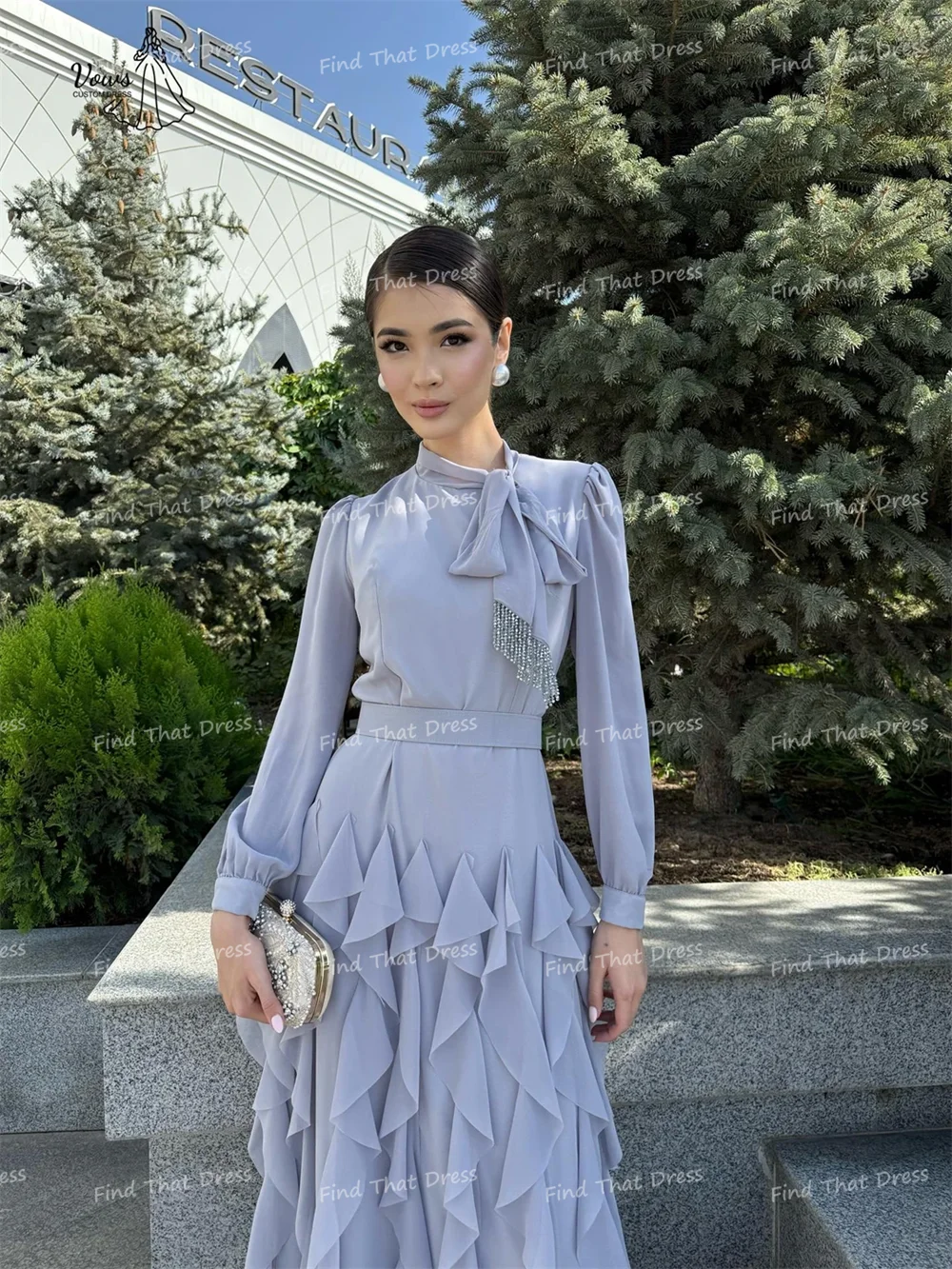 Op maat gemaakte elegante hoge hals gelaagde ruches A-lijn lange mouw avondjurk vloerlengte bruids feestjurk met strik vestidos